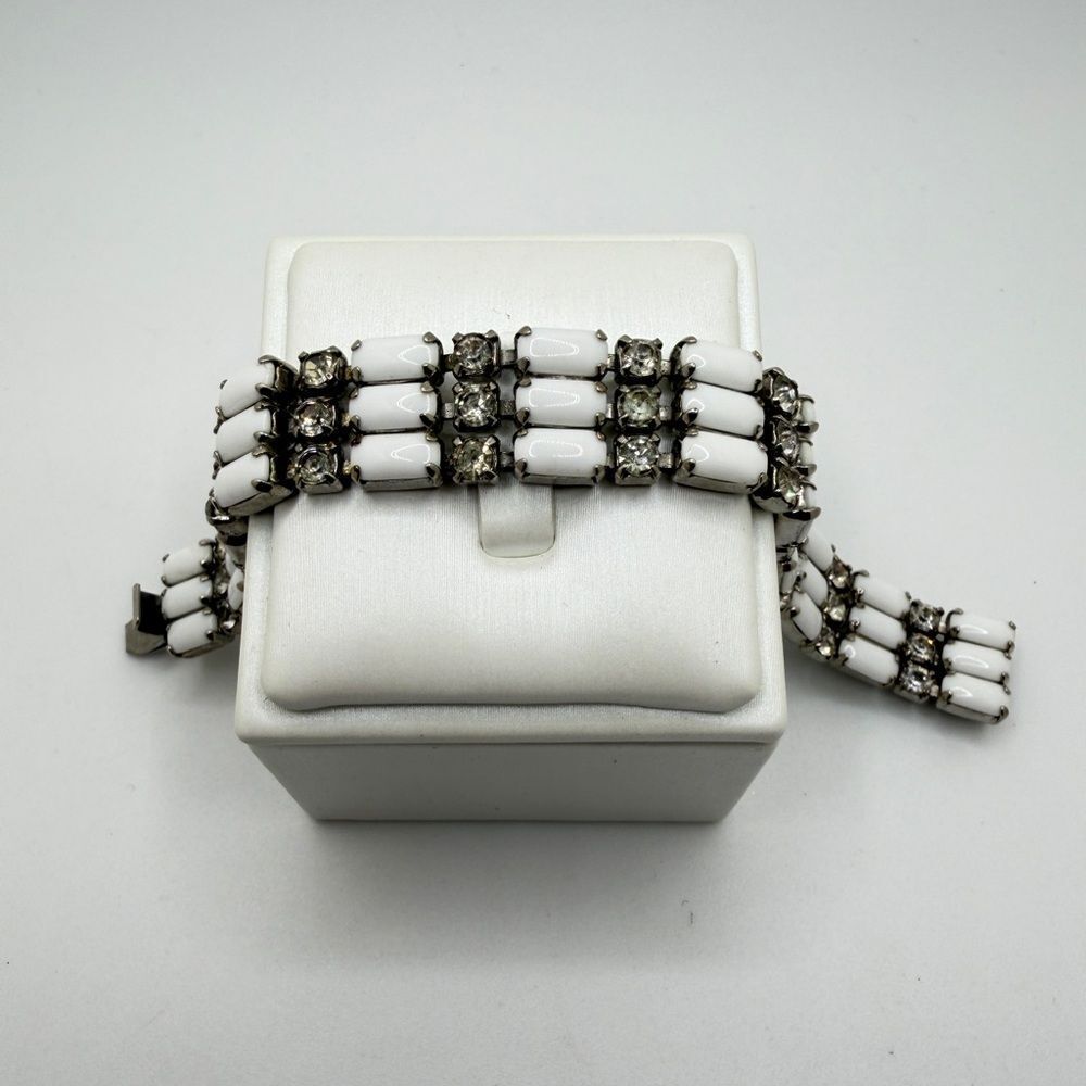 6.5"‎ Vintage WEISS Milk glass and rhinestone, silver tone metal bracelet!